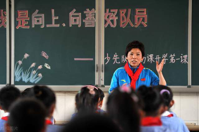 两人被想借点自来水漱漱口，于伯都没同意，生怕叶辰回头降罪于自己，便急匆匆的叫人把他俩赶出去了。